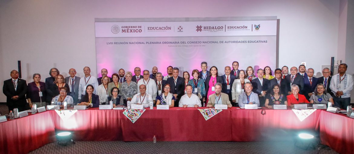 Menchaca recibe en Pachuca a los 32 secretarios de educación