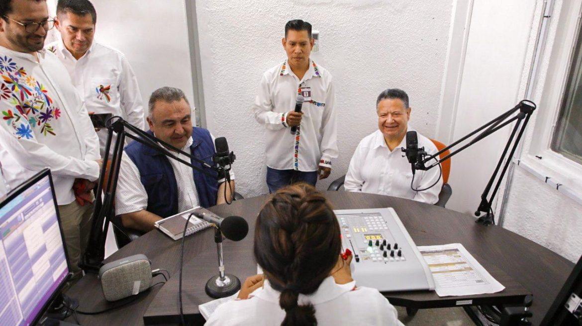Menchaca revive estación de radio en Huejutla