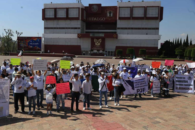 Protestan los empleados del Poder Judicial este lunes en Pachuca. 