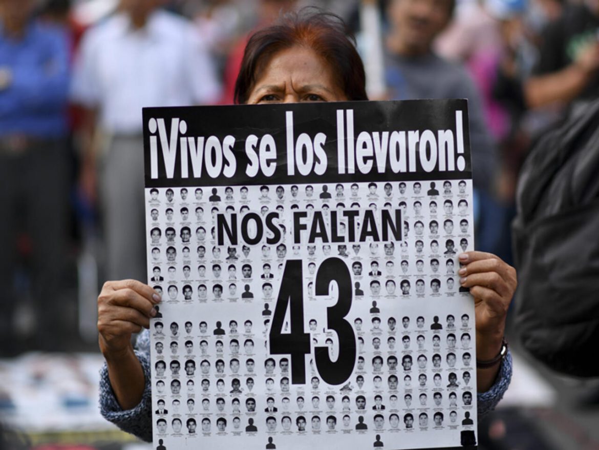 Normalistas de Ayotzinapa dan portazo en Palacio Nacional en CdMx