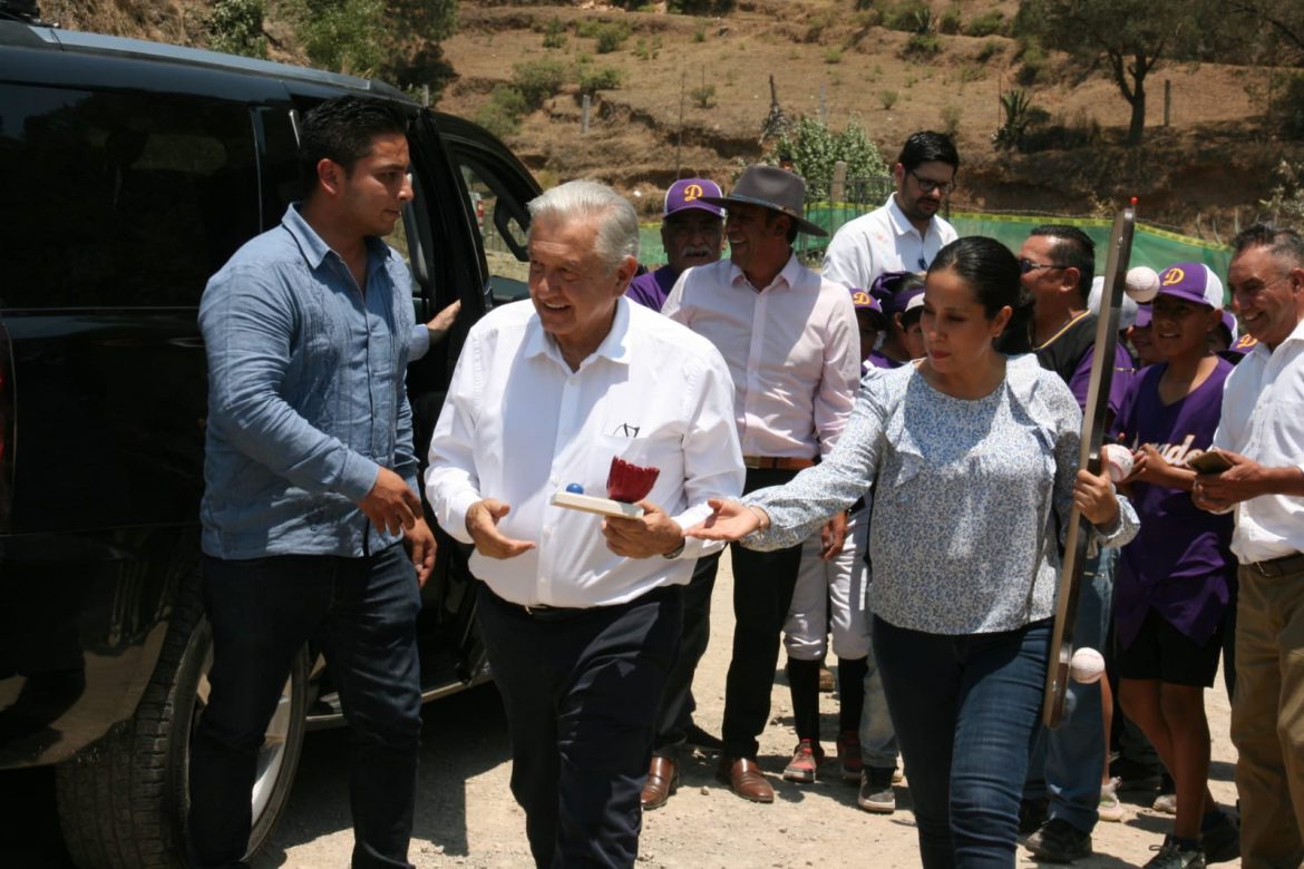 AMLO supervisa avances en la obra carretera Real del Monte-Huasca