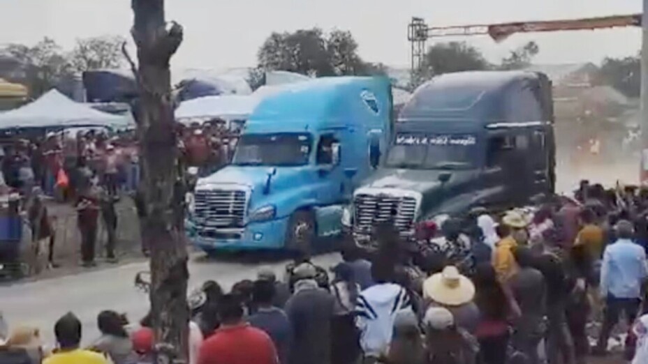 Tres muertos y 12 heridos tras arrancones de tractocamiones en Hidalgo