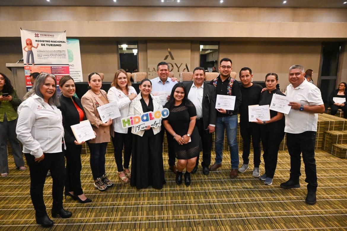 Entregan constancias del programa de capacitación turística