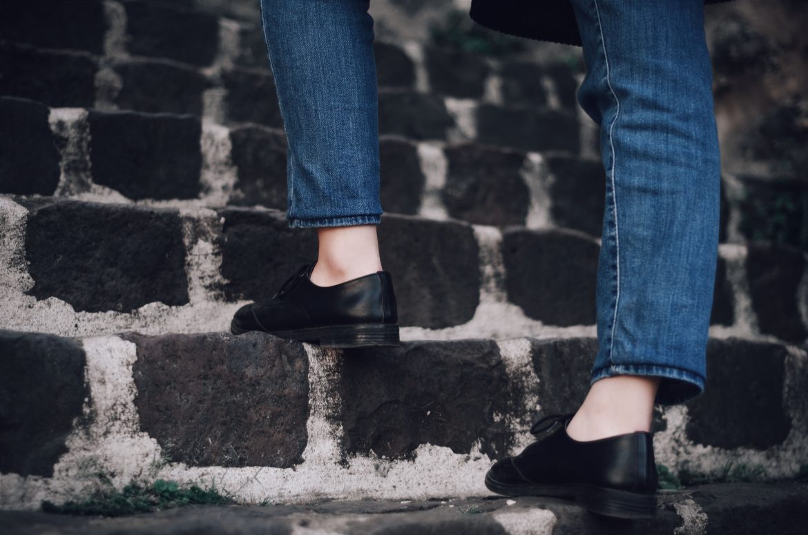 ¿Por qué me duele la rodilla al subir escaleras?