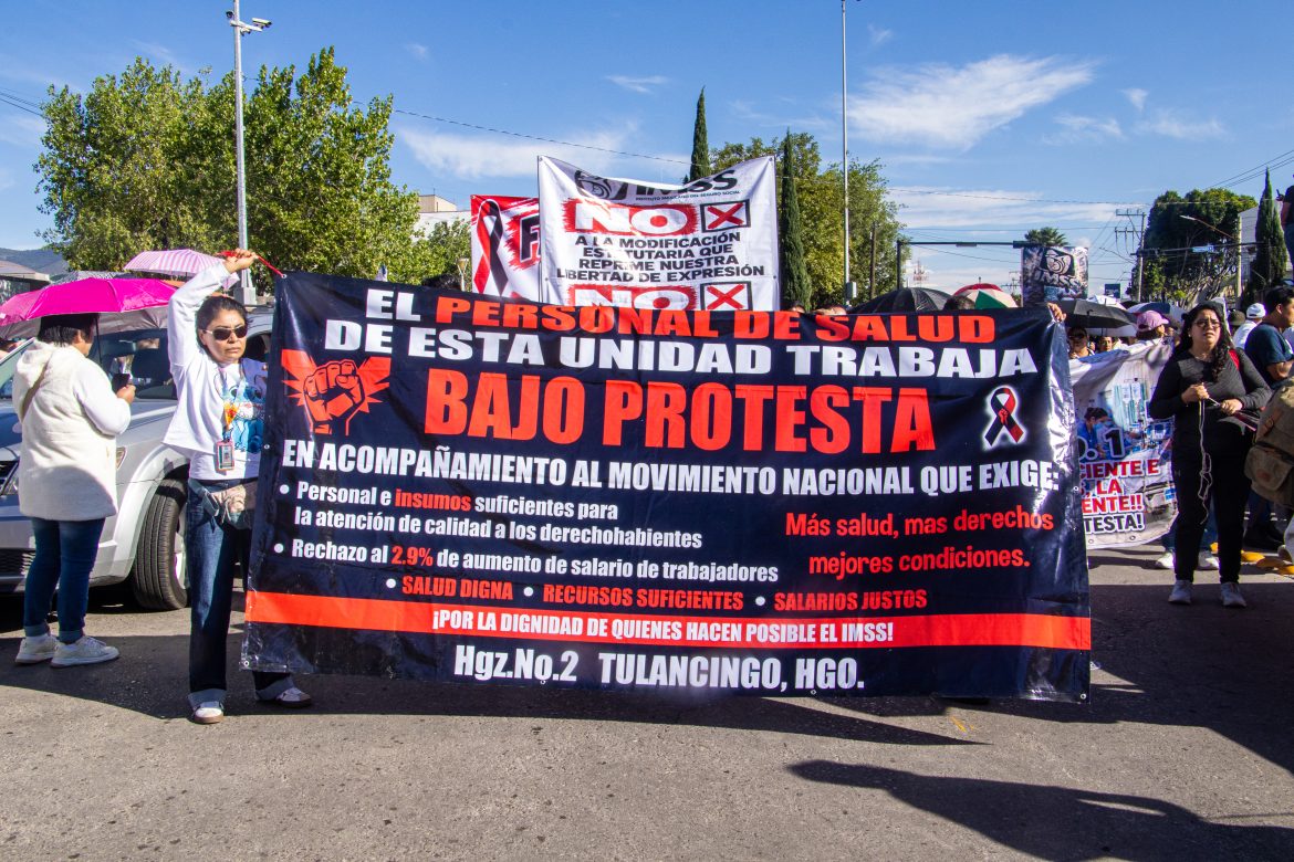 Trabajadores del IMSS marchan en Pachuca, exigen insumos médicos y mejoras laborales